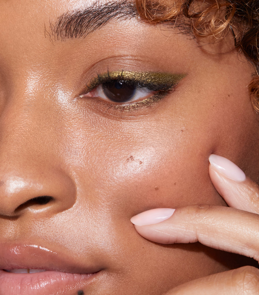 Hannah wears Continuum Gel Eyeliner in Gamma Ray