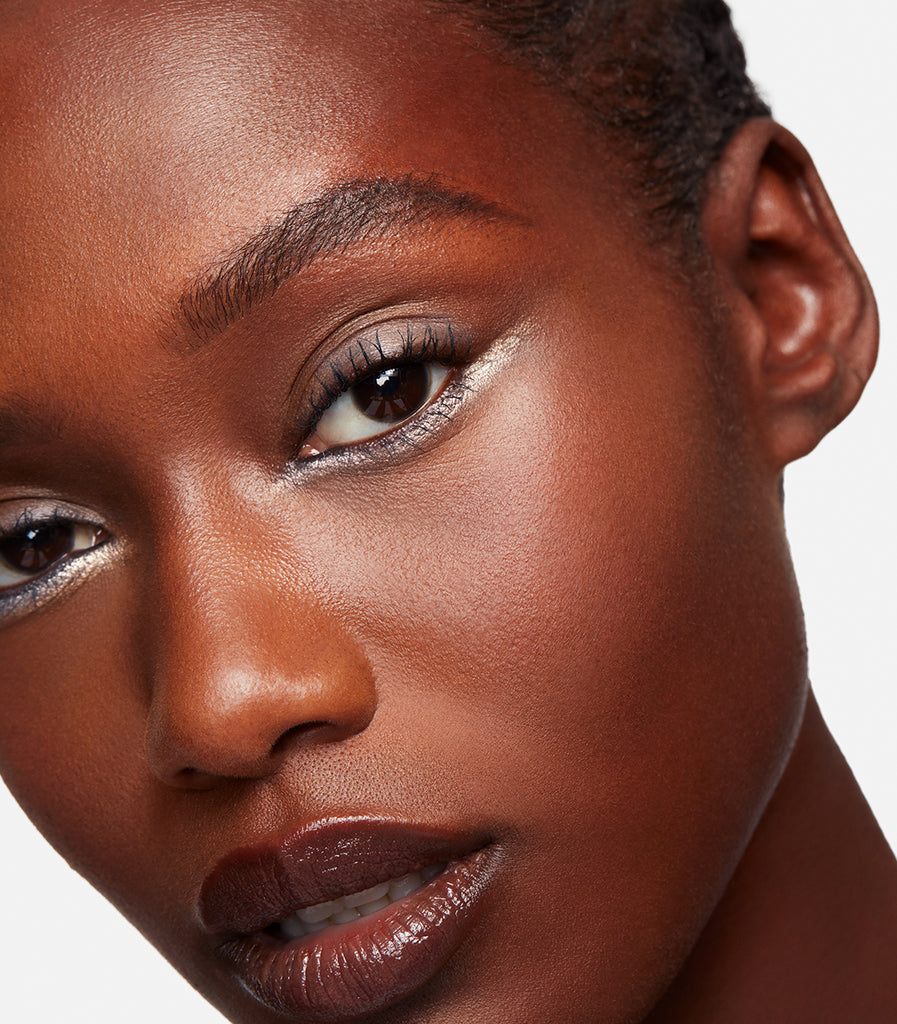 Essence wears Continuum Gel Eyeliner in Interstellar
